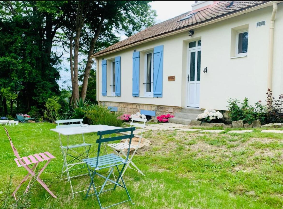 Les Volets Bleus Villa Parmain Esterno foto