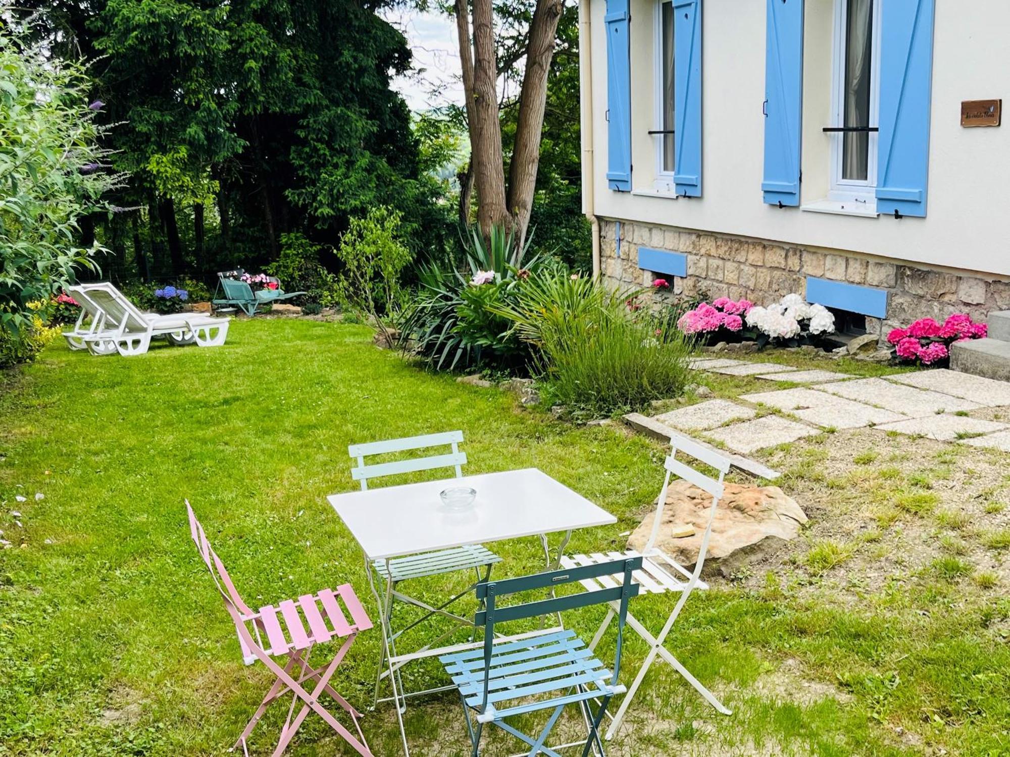 Les Volets Bleus Villa Parmain Esterno foto